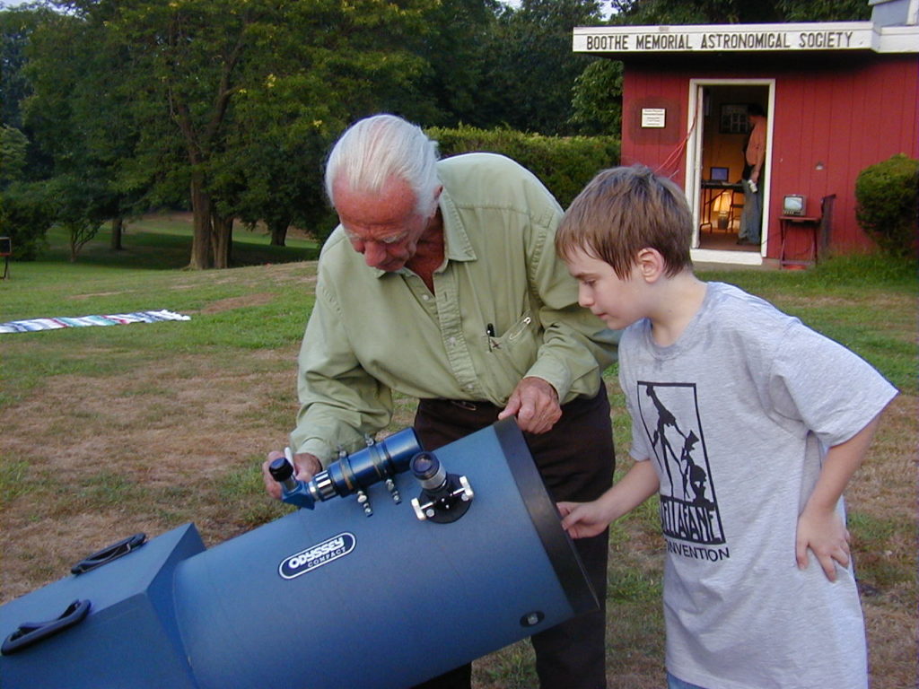 Photo of John Dobson and Elliot Severn in front of a Dobsonian telescope.