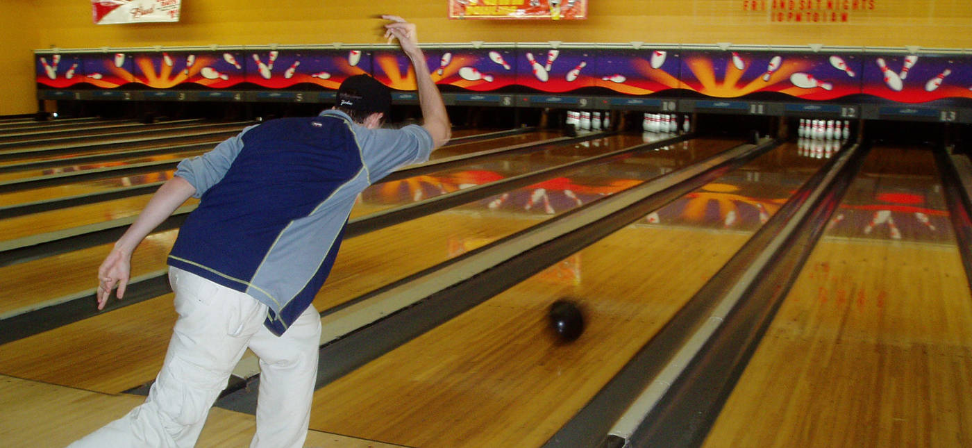 Photo of bowler bowling by Xiaphias [CC BY-SA 3.0 (https://creativecommons.org/licenses/by-sa/3.0)], via Wikimedia Commons.