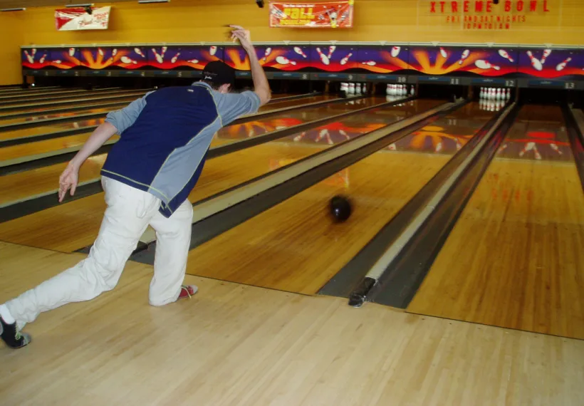 Photo of bowler bowling by Xiaphias [CC BY-SA 3.0 (https://creativecommons.org/licenses/by-sa/3.0)], via Wikimedia Commons.