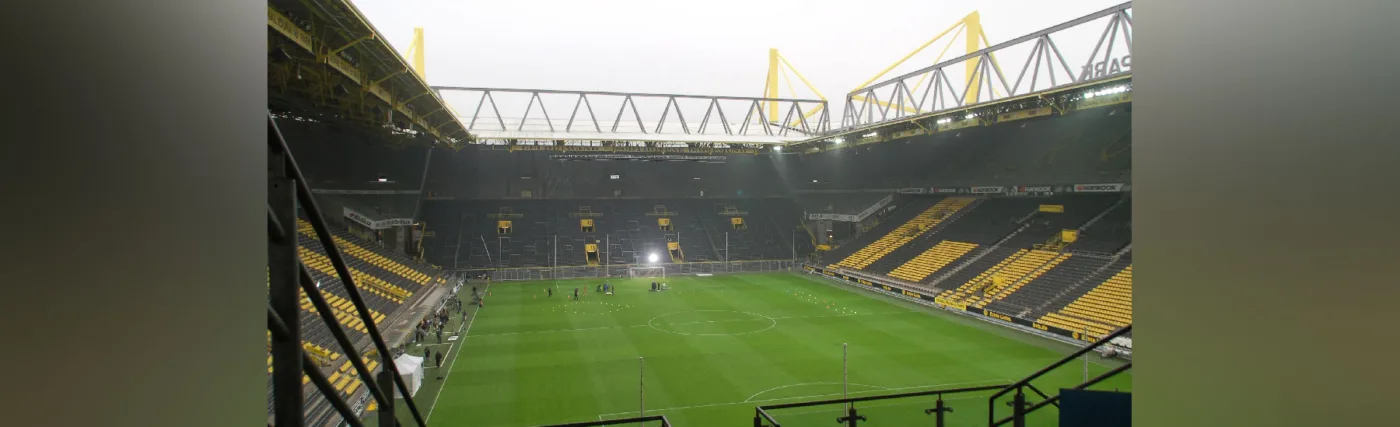 Photo of a team playing in an empty stadium. Credit: © Foto: Ra Boe / Wikipedia.