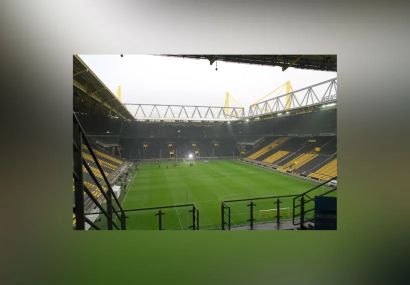 Photo of a team playing in an empty stadium. Credit: © Foto: Ra Boe / Wikipedia.
