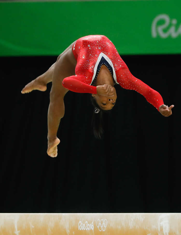 Fernando Frazão/Agência Brasil’s Photo of Simone Biles mid-routine during the 2016 Olmypics.
