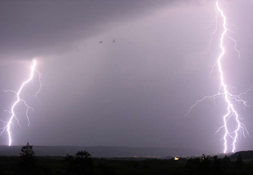 Lightning over Schaffhausen and Kohlfirst, photographed from Dörflingen. The bird in the picture appears 4 times because of the stroboscopic effect of the lightning.