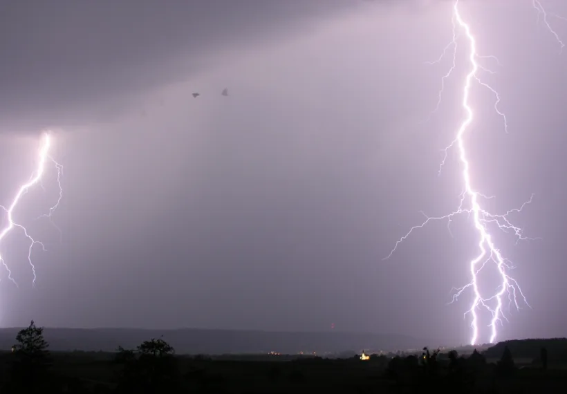 Lightning over Schaffhausen and Kohlfirst, photographed from Dörflingen. The bird in the picture appears 4 times because of the stroboscopic effect of the lightning.