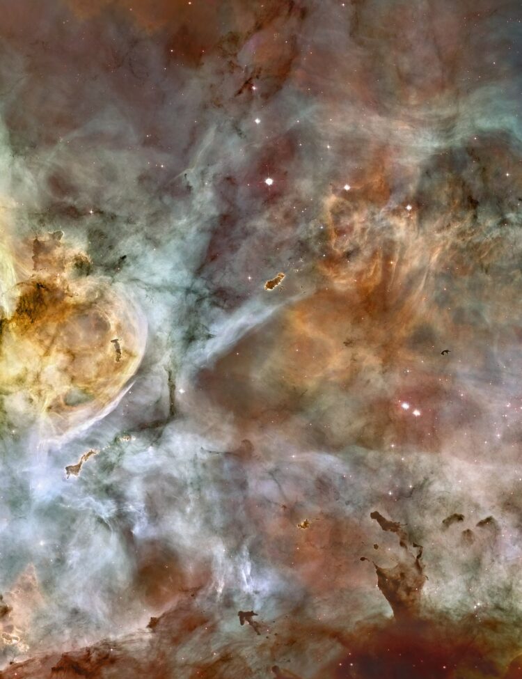 A composite image of NGC 3372 based on data from Hubble Space Telescope (HST) and NOIRLab. The image is a composite of 48 frames and depicts an area 50 light-years wide. The false color image was created using the following formula: red for sulfur, green for hydrogen, and blue for oxygen emissions.