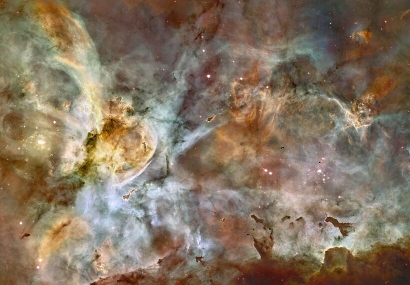 A composite image of NGC 3372 based on data from Hubble Space Telescope (HST) and NOIRLab. The image is a composite of 48 frames and depicts an area 50 light-years wide. The false color image was created using the following formula: red for sulfur, green for hydrogen, and blue for oxygen emissions.